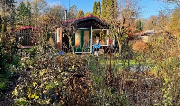 <p>Ruud Nering zit graag op het terras van zijn huisje.</p> 