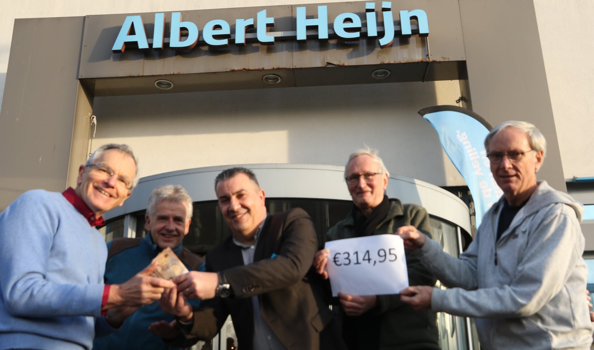 Manager Gino Carillo (midden) reikt het bedrag uit aan Risdam-Noord Groen. Verder v.l.n.r.: Ted van der Bruggen, Arie den Blanken, Herman Hogeweg en Henk Bouman.