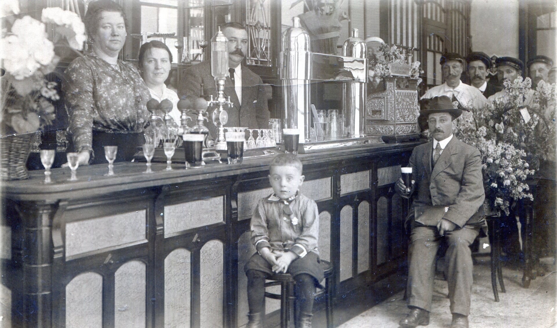 Café Amstelhoek in Den Helder rond 1913.