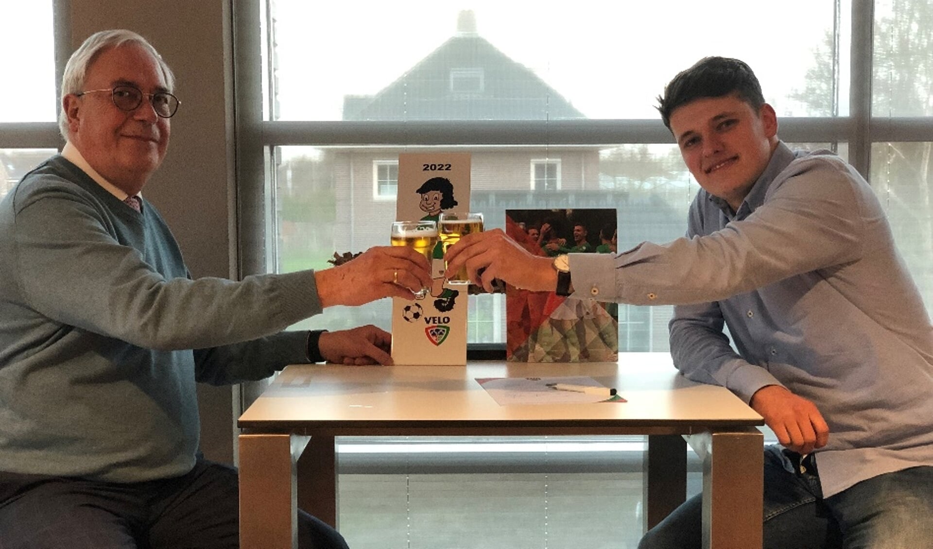 Notaris Arjan Verrijp en Bob Wanders proosten op de getekende sponsorovereenkomst. 