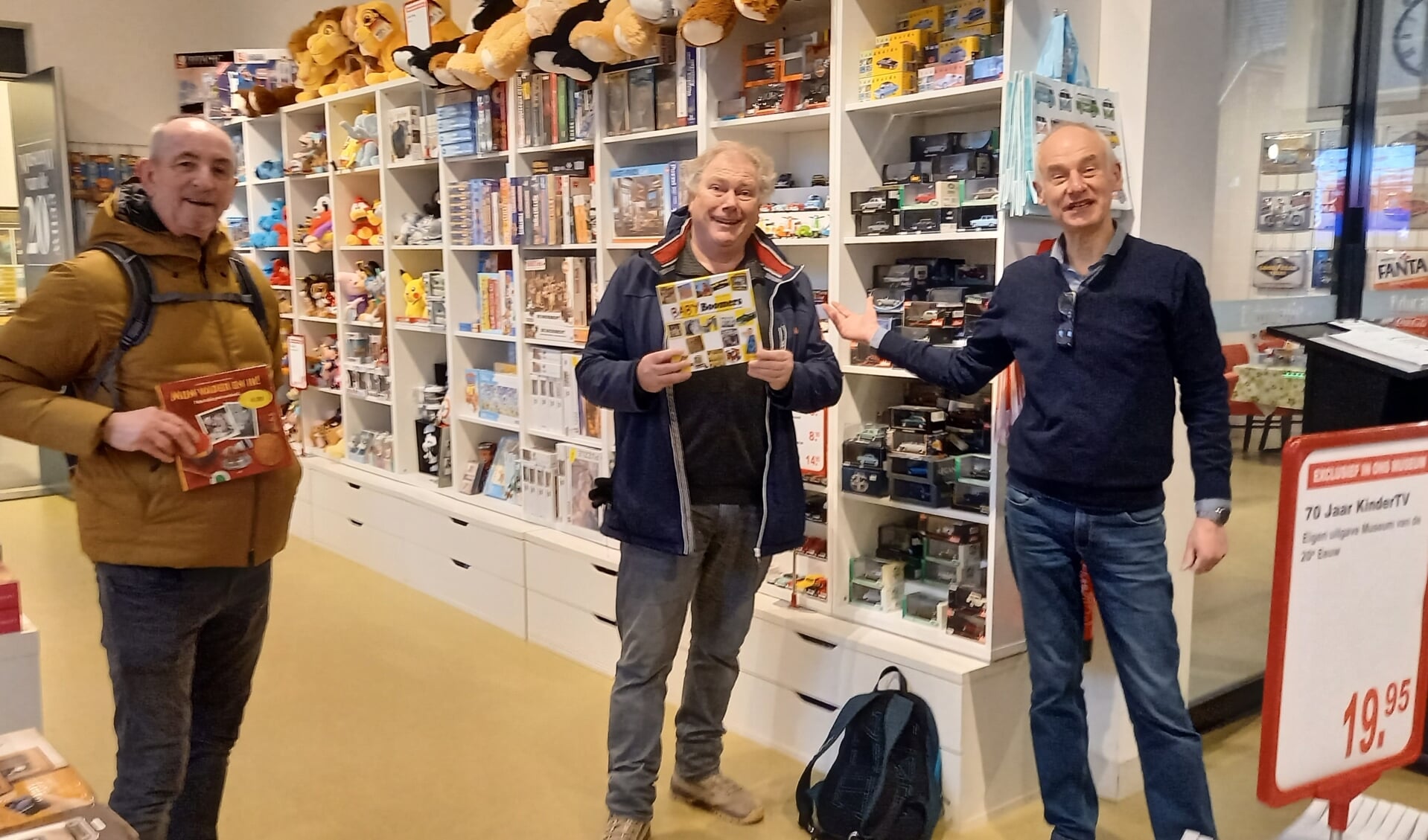 De eerste bezoekers woensdagochtend waren Ton van Alphen en Bart Buys uit Zwanenburg die speciaal voor het museum naar Hoorn afreisden. Ze werden doorWim van de Water van het museum verrast met een nostalgisch boek uit de museumwinkel.