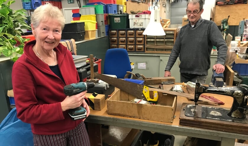 Voorzitter Tineke van Rossum en vrijwilliger Nico Smulders in de nieuwe werkplaats.
