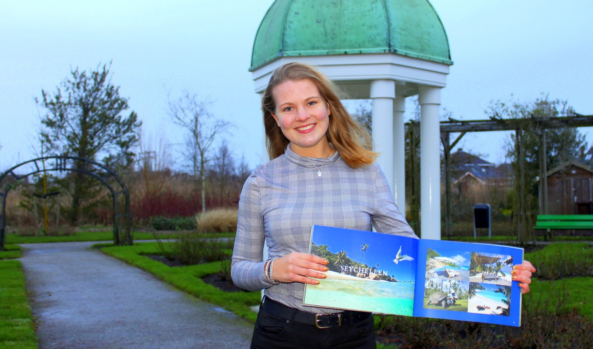 Marieke Koetsier (21) houdt zich de hele dag bezig met de meest exotische bestemmingen. Dat doet ze graag, want reizen is haar grote passie.