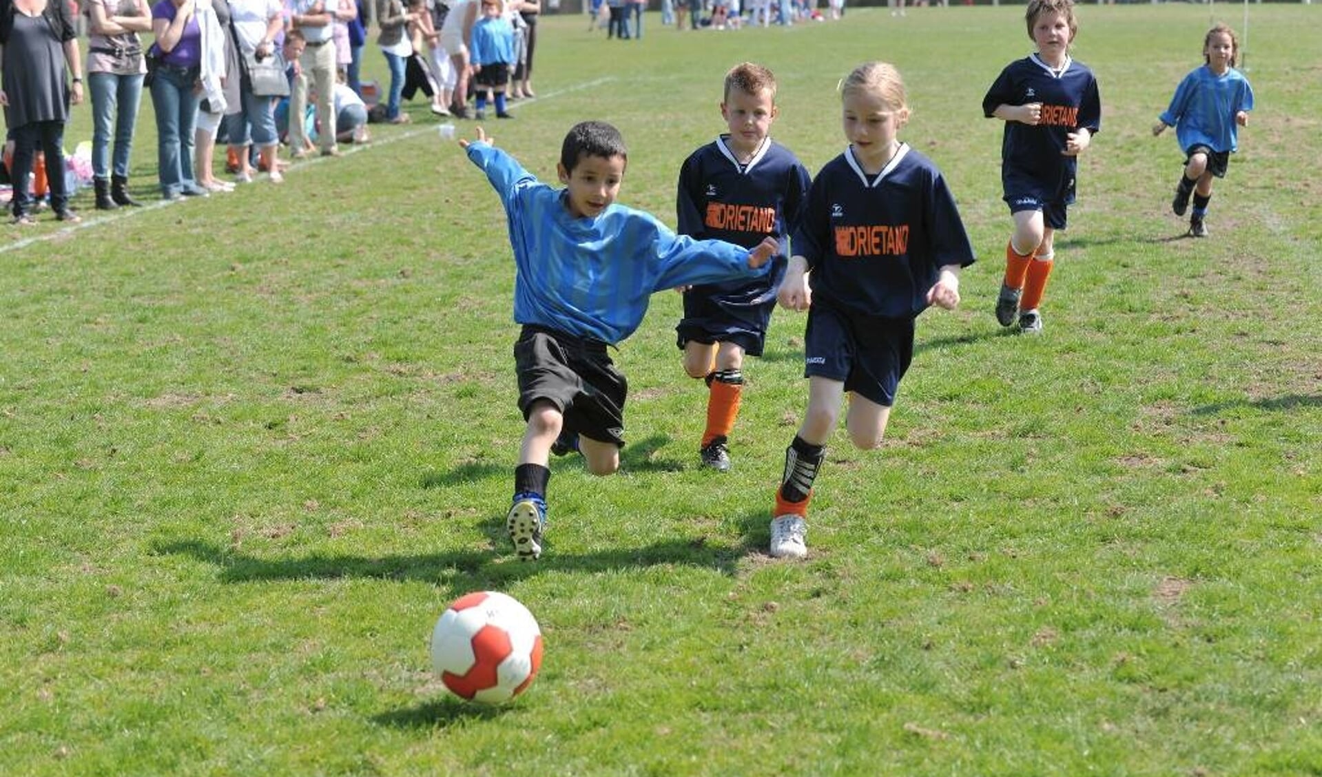 Stichting Schoolvoetbal De Helder start met organisatie toernooi.
