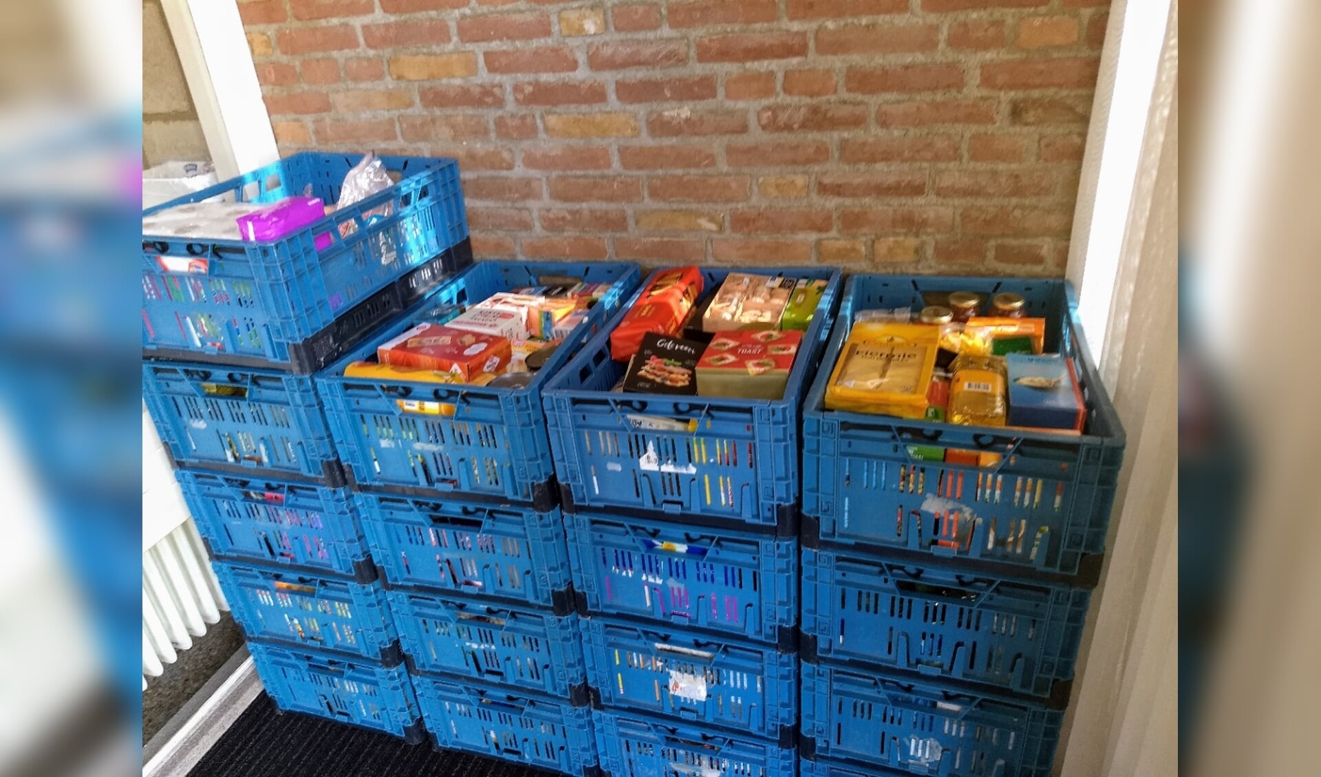 Er zijn 19 kratten en 9 dozen gevuld tijdens de inzameling voor de voedselbank. 
