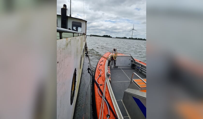Schip op sleeptouw.