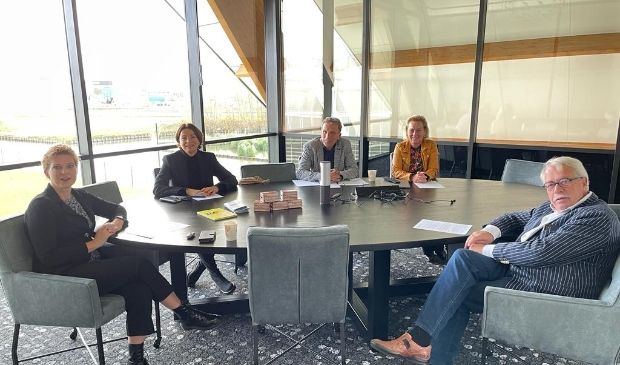 <p>Inge van Dijk, Petra Scheffers, Pieter Immerzeel, Jenny Vermeer en Cor van der Mark tijdens het bezoek van Van Dijk aan Westland.</p>