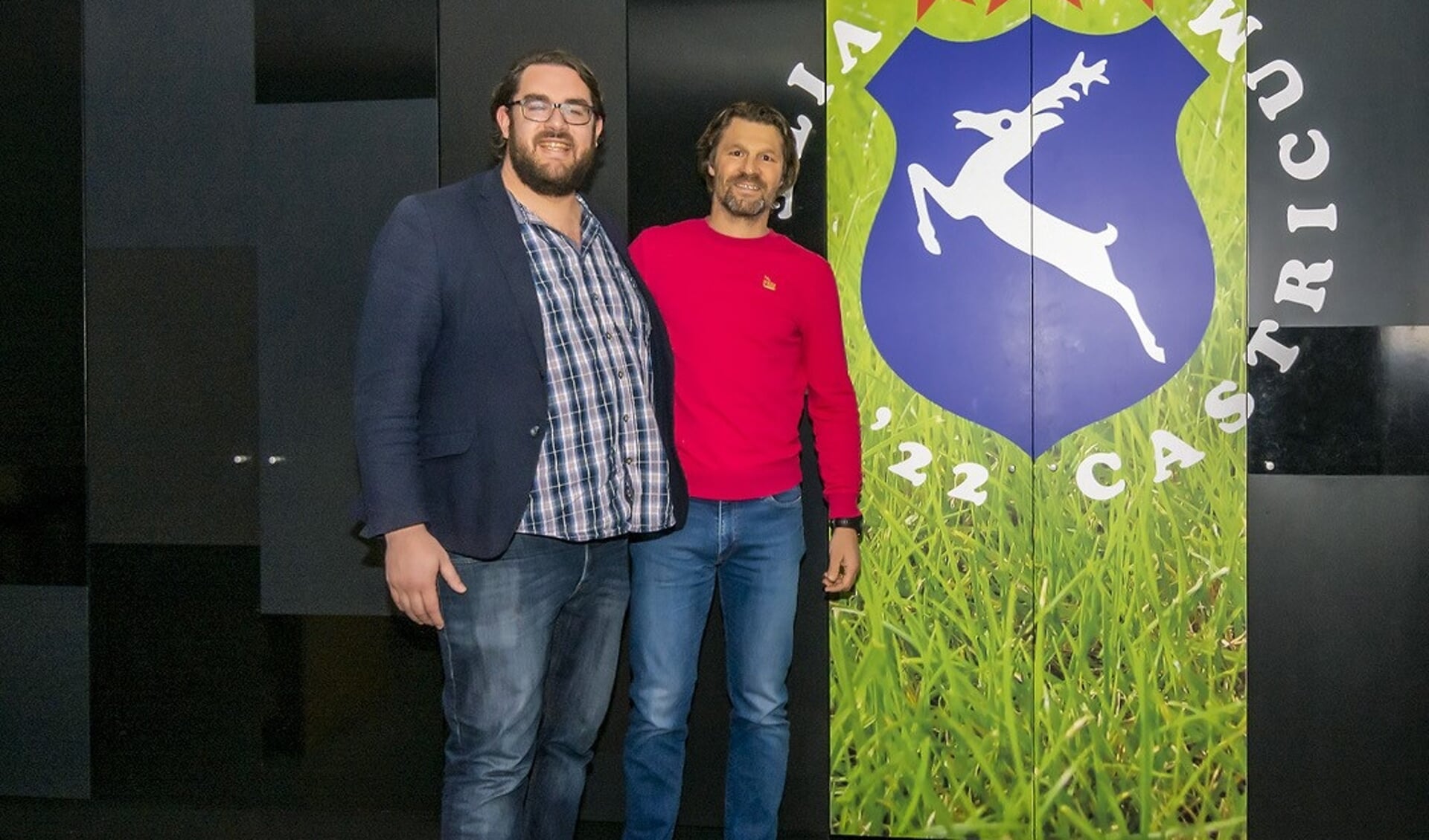 Pim Touber met naast hem Arjan de Zeeuw, de hoofdtrainers van Vitesse'22.