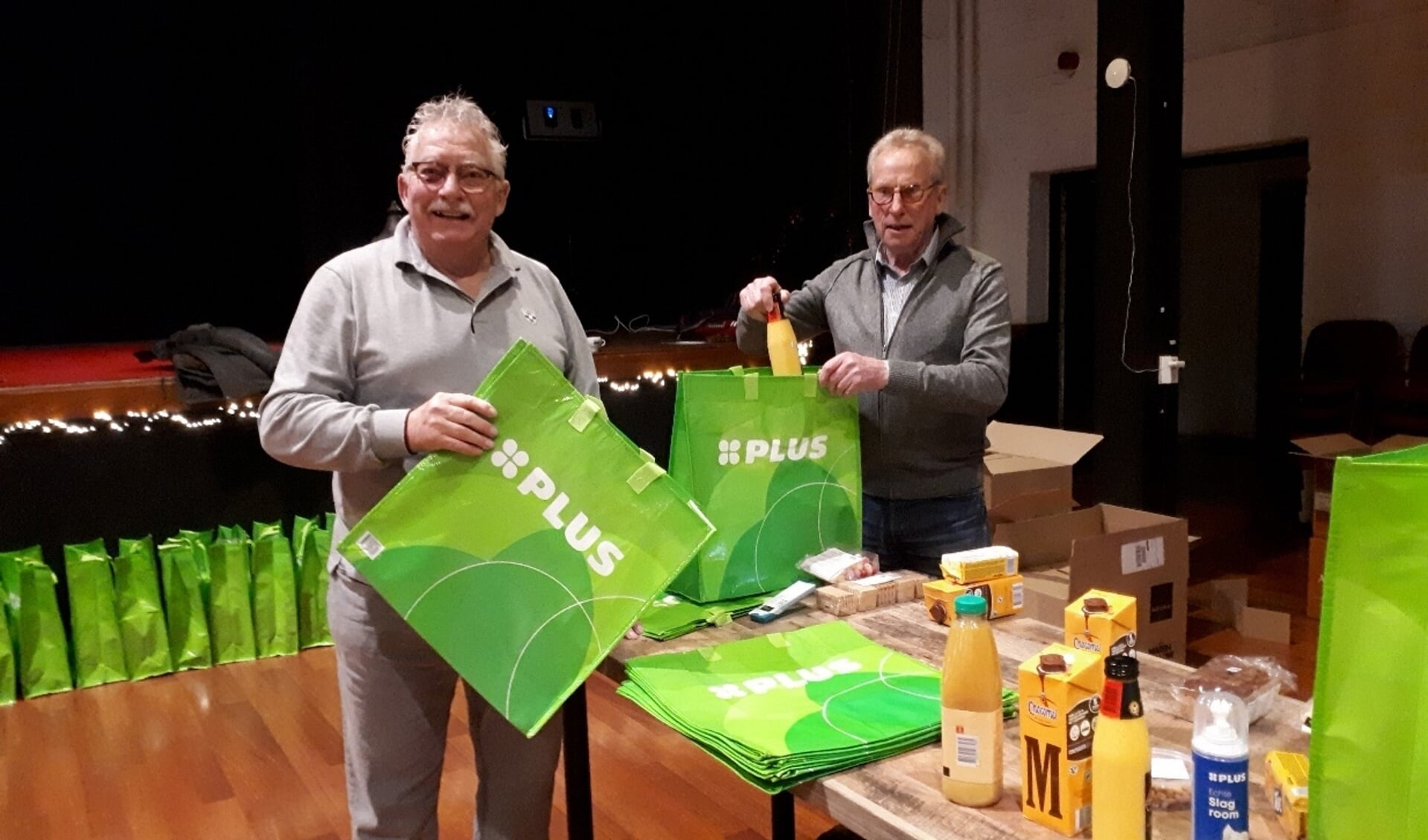 Jan Hoogwerff Kroon en Guus van Biene helpen mee om de boodschappentassen te vullen. 