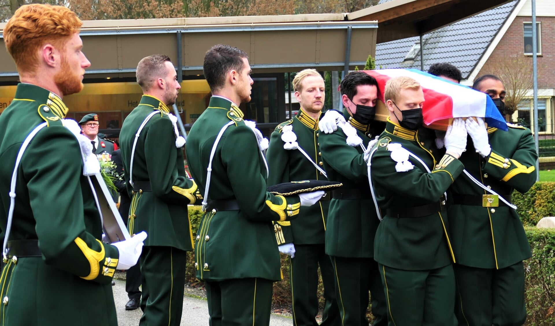 Respectvol en met militaire eer werd Arie Wapenaar samen met zijn ouders herbegraven op de  Militaire Ere Begraafplaats in Rhenen. Foto: Ada Onderdelinden  