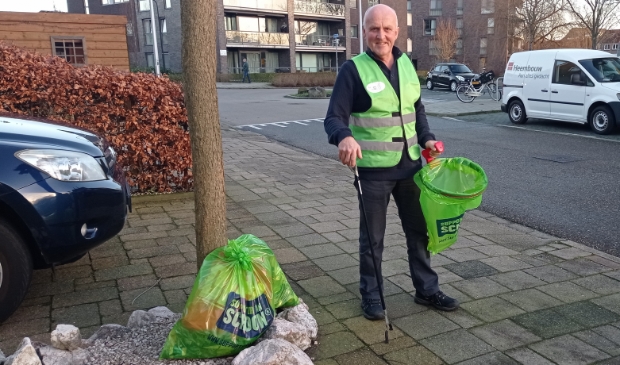 Straatjutter Joep Vesseur zet zich in voor schone straten en stoepen.