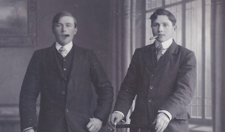 We zoeken de namen van deze jongens. De foto is van rond 1912. 