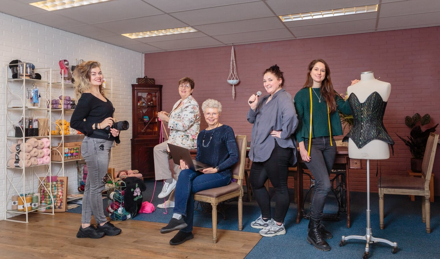 V.l.n.r: Marije Dijkema, Ellen Diepstraten, Yvonne Dijkema, Willemijn Timmermans, en Roos Mittemeijer.