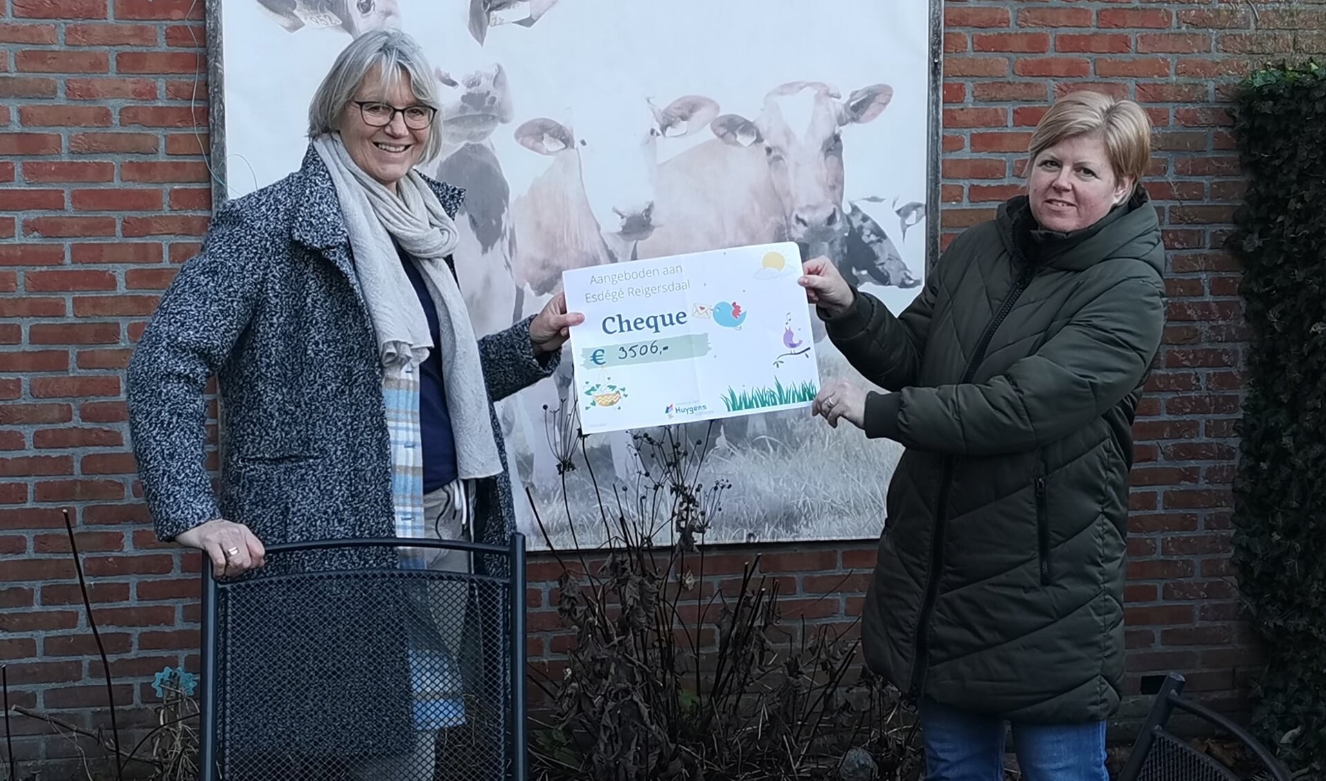Bianca Lux, clustermanager van De Evenaar nam de cheque in ontvangst van afdelingsleider Loek Zoon van het Huygens College. 