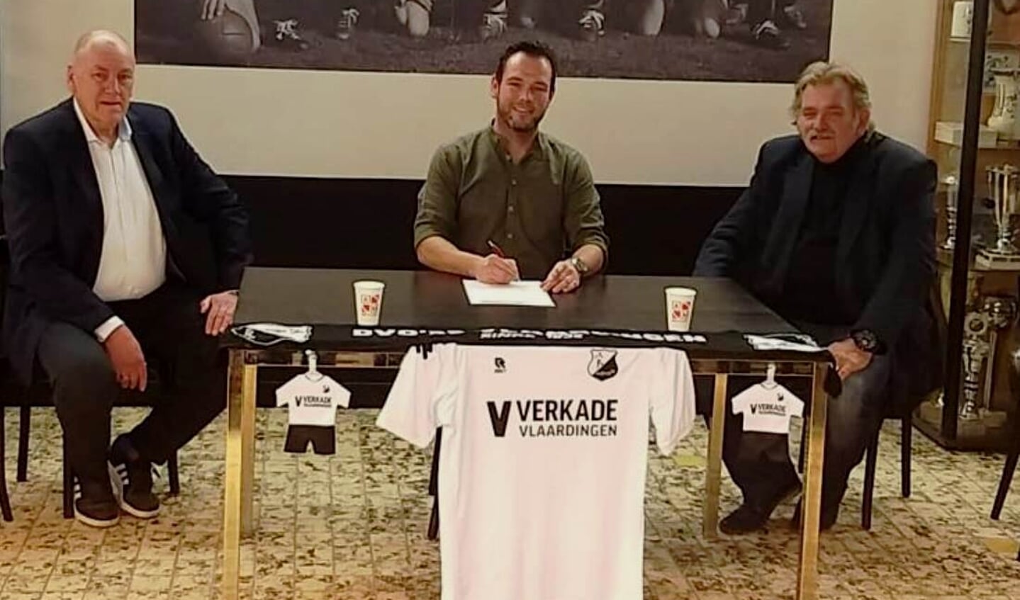 Bestuurslid Rien van der Veen en technisch coördinator  Rene van Antwerpen flankeren Raymond de Romph bij het tekenen van het contract. (foto: PR)