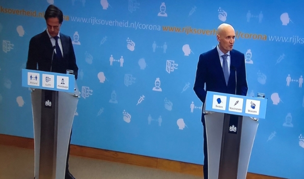 <p>Rutte en de nieuwe minister van VWS Ernst Kuipers tijdens de persconferentie.</p> 