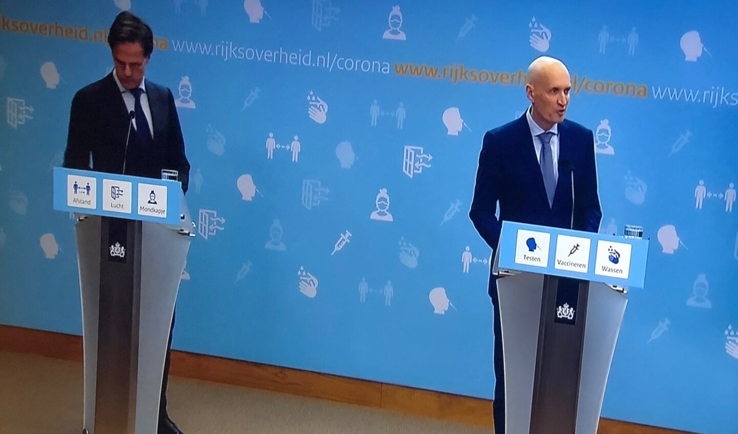 Rutte en de nieuwe minister van VWS Ernst Kuipers tijdens de persconferentie.