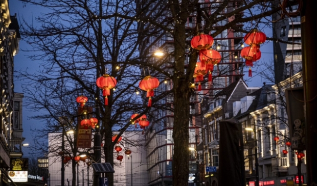 <p>Honderden lampionnen en rood-gouden banieren vrolijken de West-Kruiskade en het Kruisplein op en brengen een beetje extra licht en warmte in het winterse Rotterdam. </p>