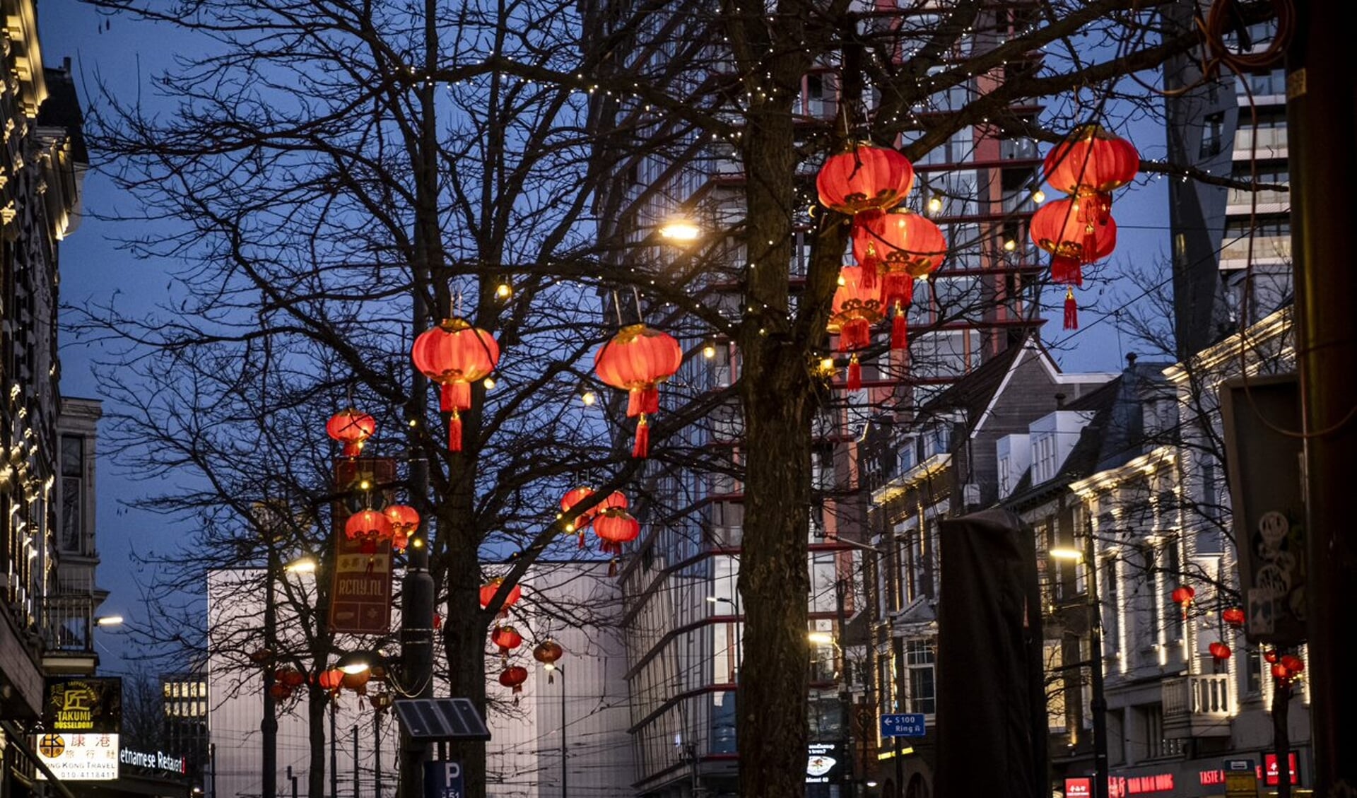 Honderden lampionnen en rood-gouden banieren vrolijken de West-Kruiskade en het Kruisplein op en brengen een beetje extra licht en warmte in het winterse Rotterdam. 