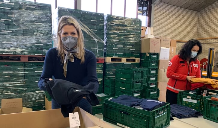 Vorige week kwam koningin Máxima langs bij het Rode Kruis in Boskoop, om te helpen in het sorteercentrum.