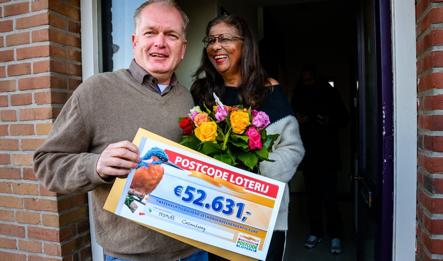 Marcel en Gita ontvangen cheque van 52.631 euro van de Postcode Loterij. 