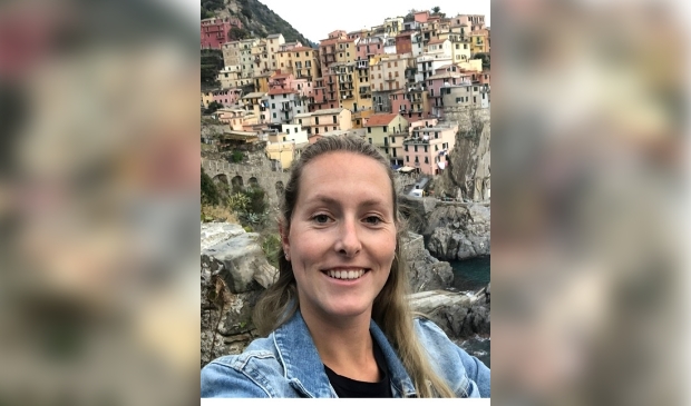 <p><strong><em>Shanna Groeneweg, hier nog met vakantie in Cinque Terre in Itali&euml;, wil aan de Vlaardingerstraat een voorbeeldige zaak neerzetten.</em></strong></p> 