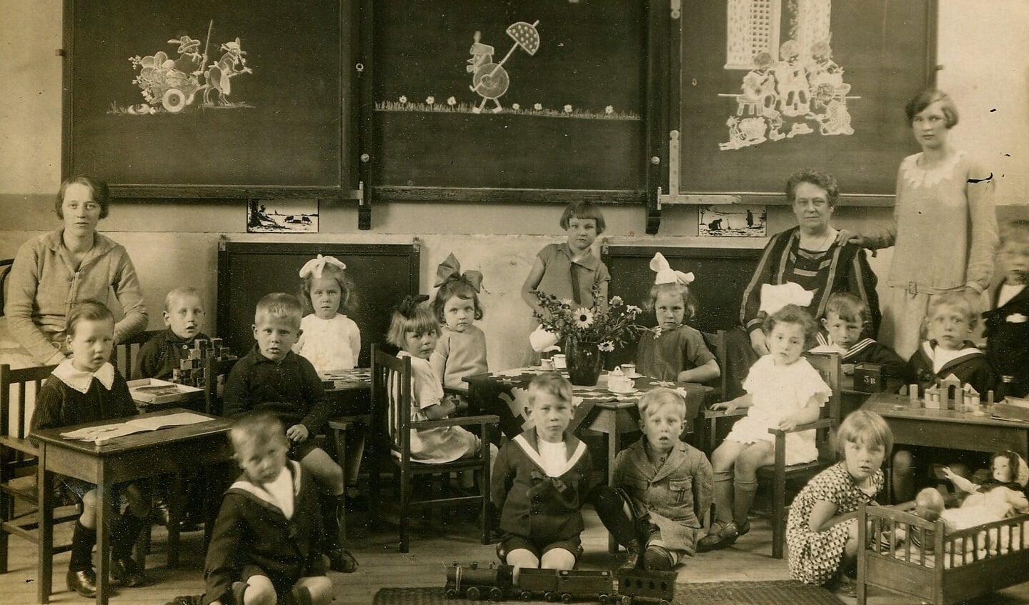 De coverfoto is in 1926 gemaakt op de Alida-kleuterschool aan de Leliestraat 10. Mar de Kruif is het tweede jongetje van rechts, in matrozenpakje. 