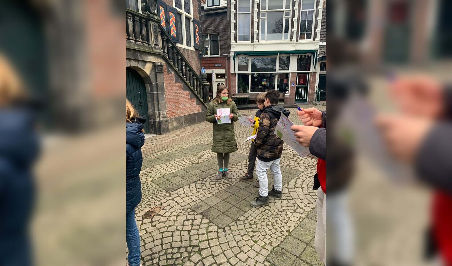 Deelnemers komen tijdens de interactieve wandeling langs het stadhuis in Vlaardingen.