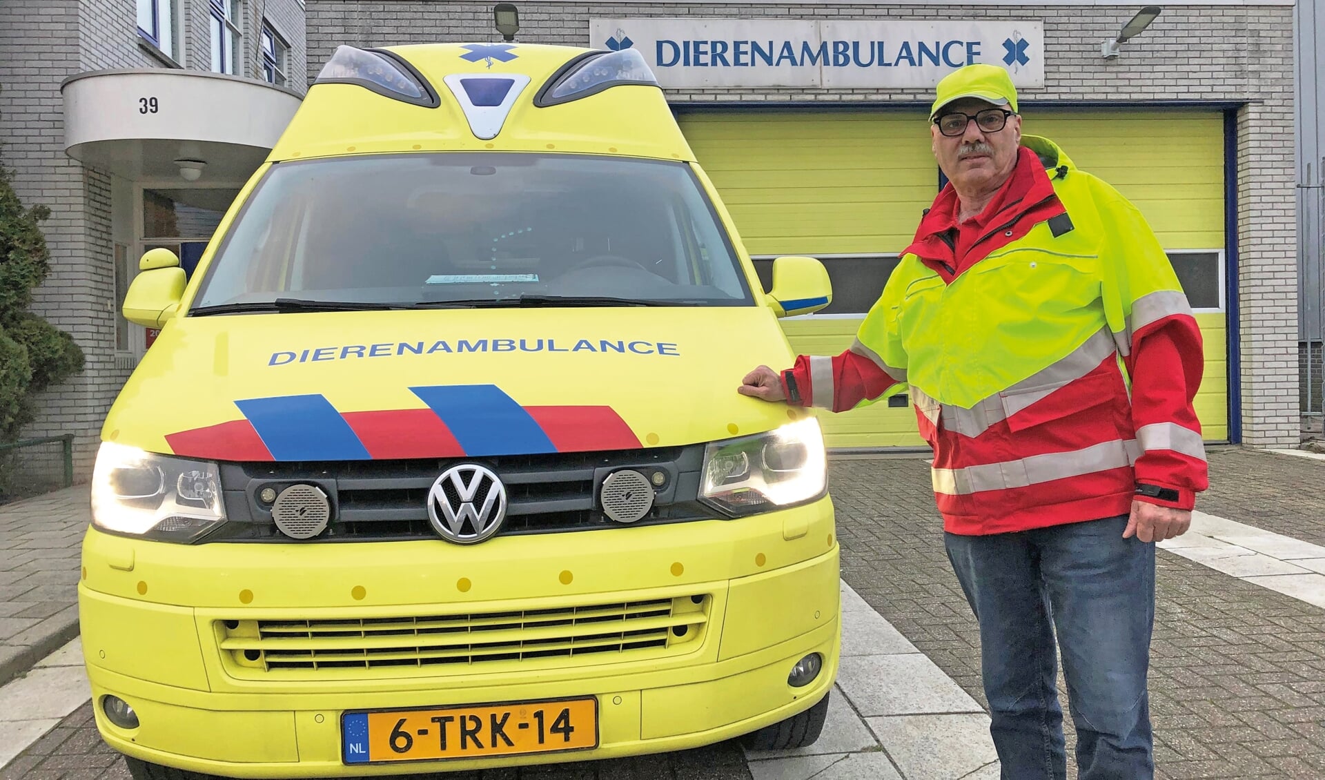 Theo de Wijs naast zijn nieuwste ambulance. 'Ik heb er wel zelf geld bij moeten leggen, omdat er niet genoeg is opgehaald.'