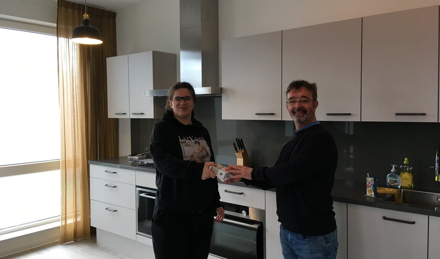 Zorgmanager Frank van Leeuwen overhandigt de sleutel aan Jennifer Mulder.