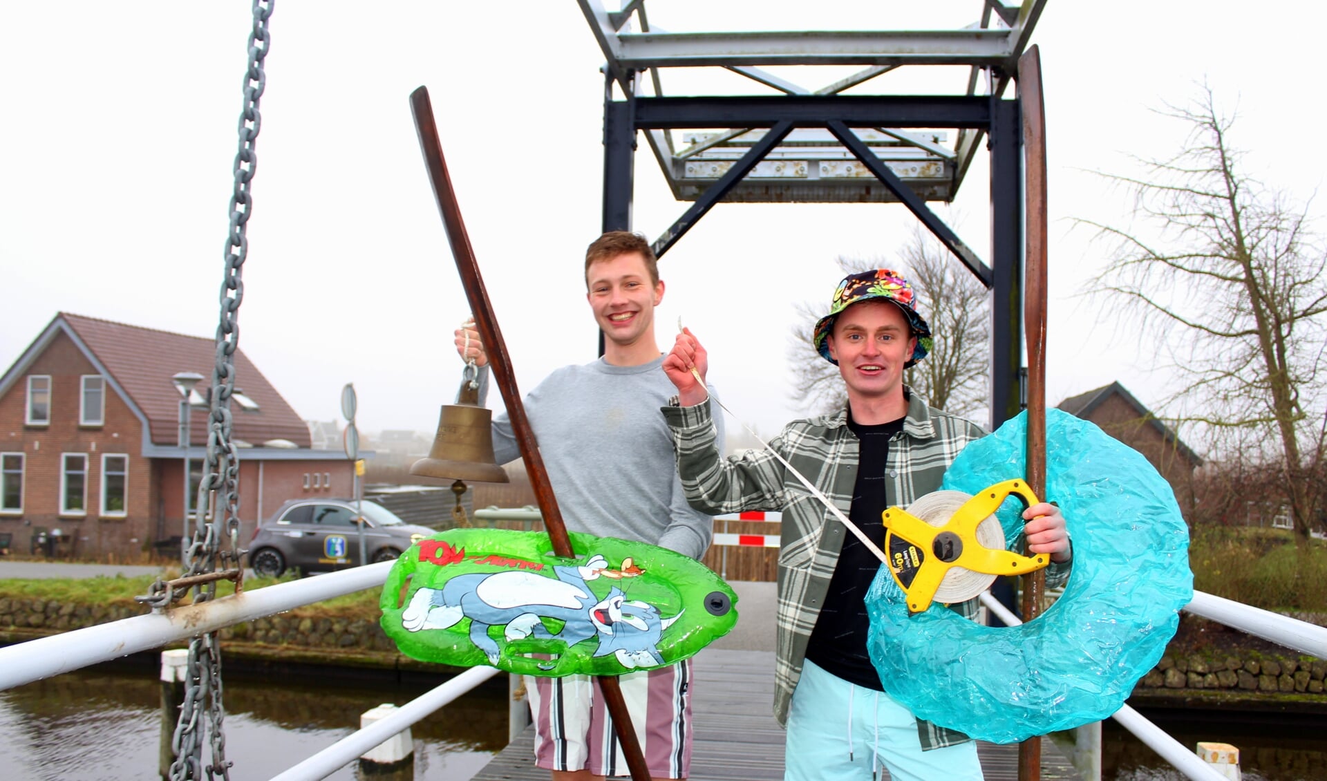Mike Verlaan (met zonnehoed) en Joost Vurens organiseren met vrienden het waterspektakel Te land, ter zee en in 't kroos. Meer hierover in de openingsuitzending van Boskoop 800 op 4 februari.
