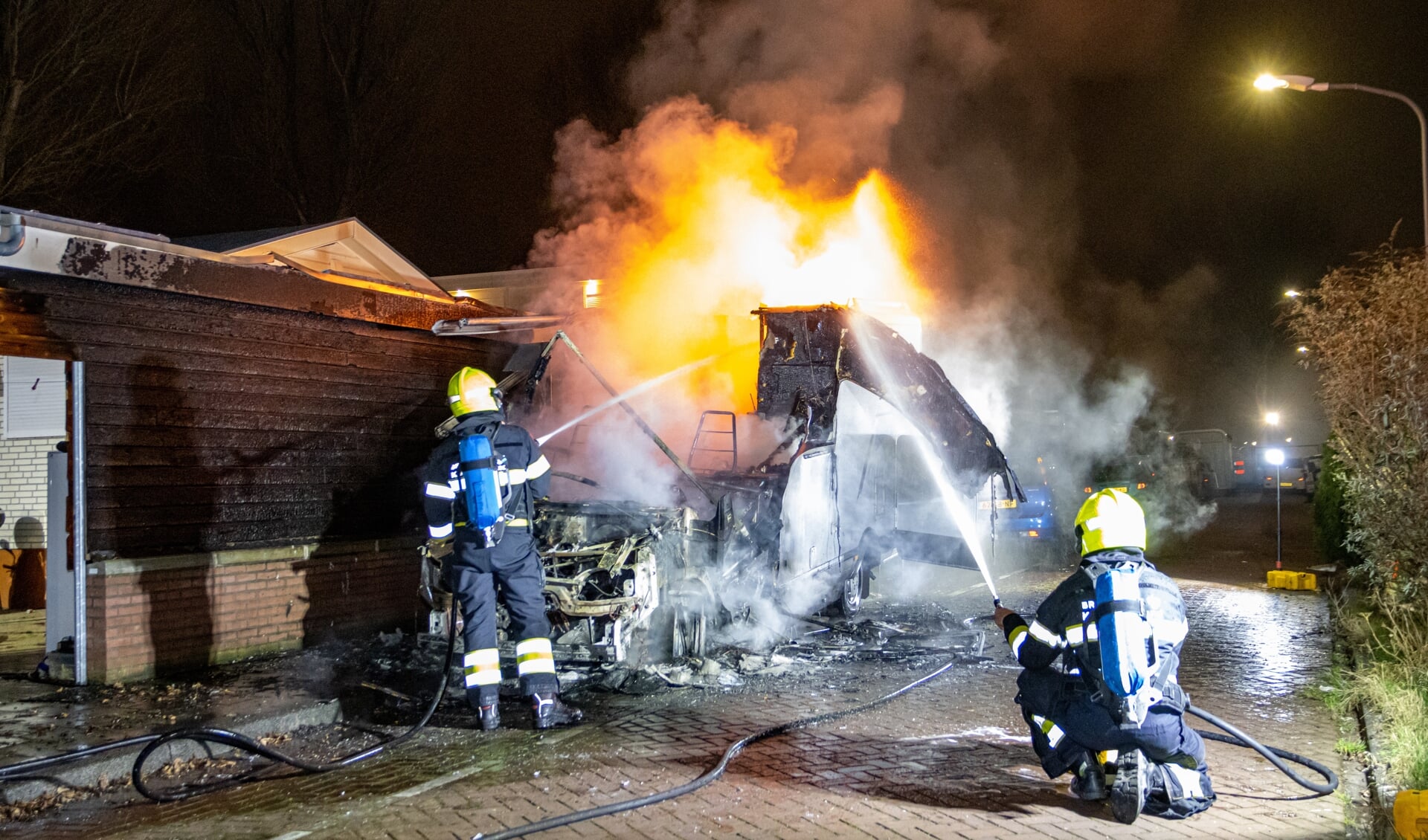Op de Oorkondelaan in Haarlem is zondagnacht een camper volledig uitgebrand.  
