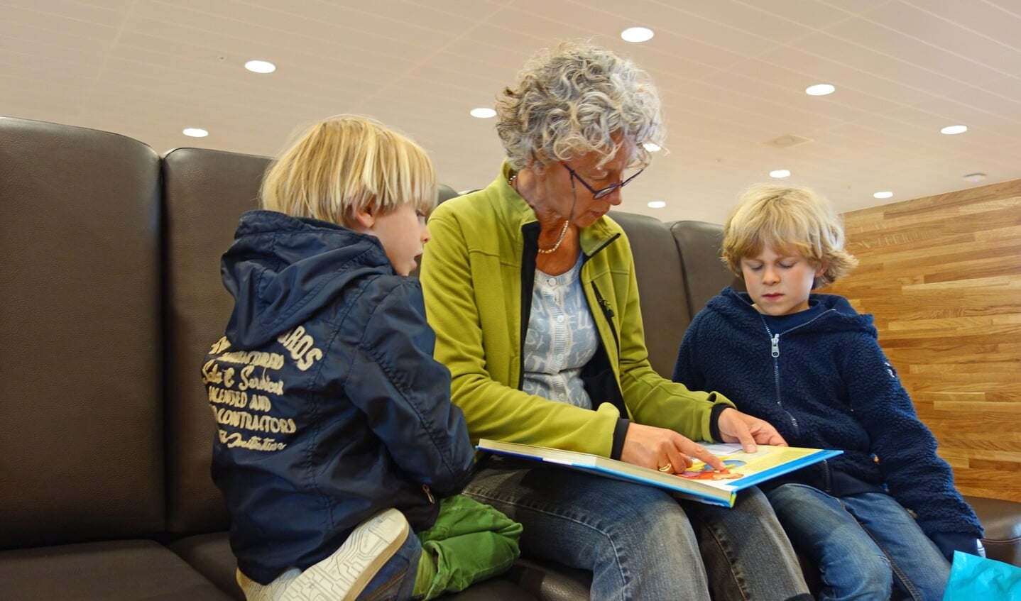 Voorlezen voor kinderen is belangrijk. De bibliotheek helpt graag daarbij.