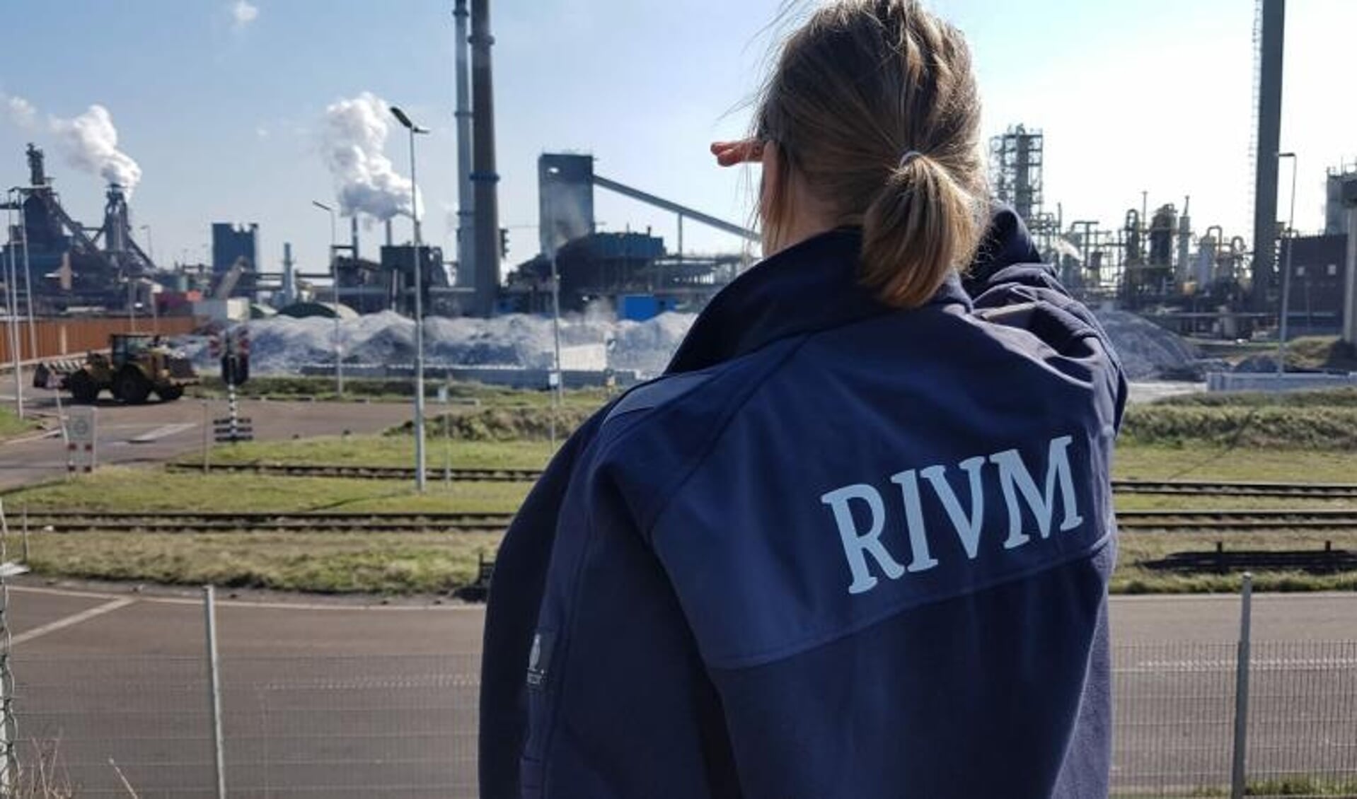 Het RIVM doet onderzoek naar schadelijke stoffen van Tata in de lucht en op de grond in IJmond.