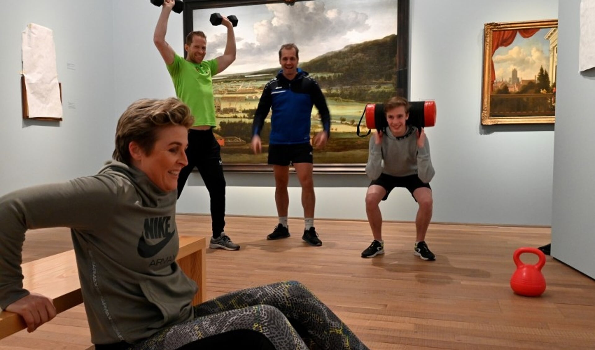 Sporten tussen de schilderijen van Allart van Everdingen.