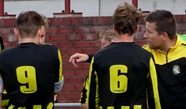 <p>Jesper Gudde (rechts) ruilde in 2020 het spelerstenue in voor het trainerspak. Hij kiest nu voor Sparta, maar maakt aan de Sportlaan wel het seizoen af. (foto: UWM/gsv)</p> 