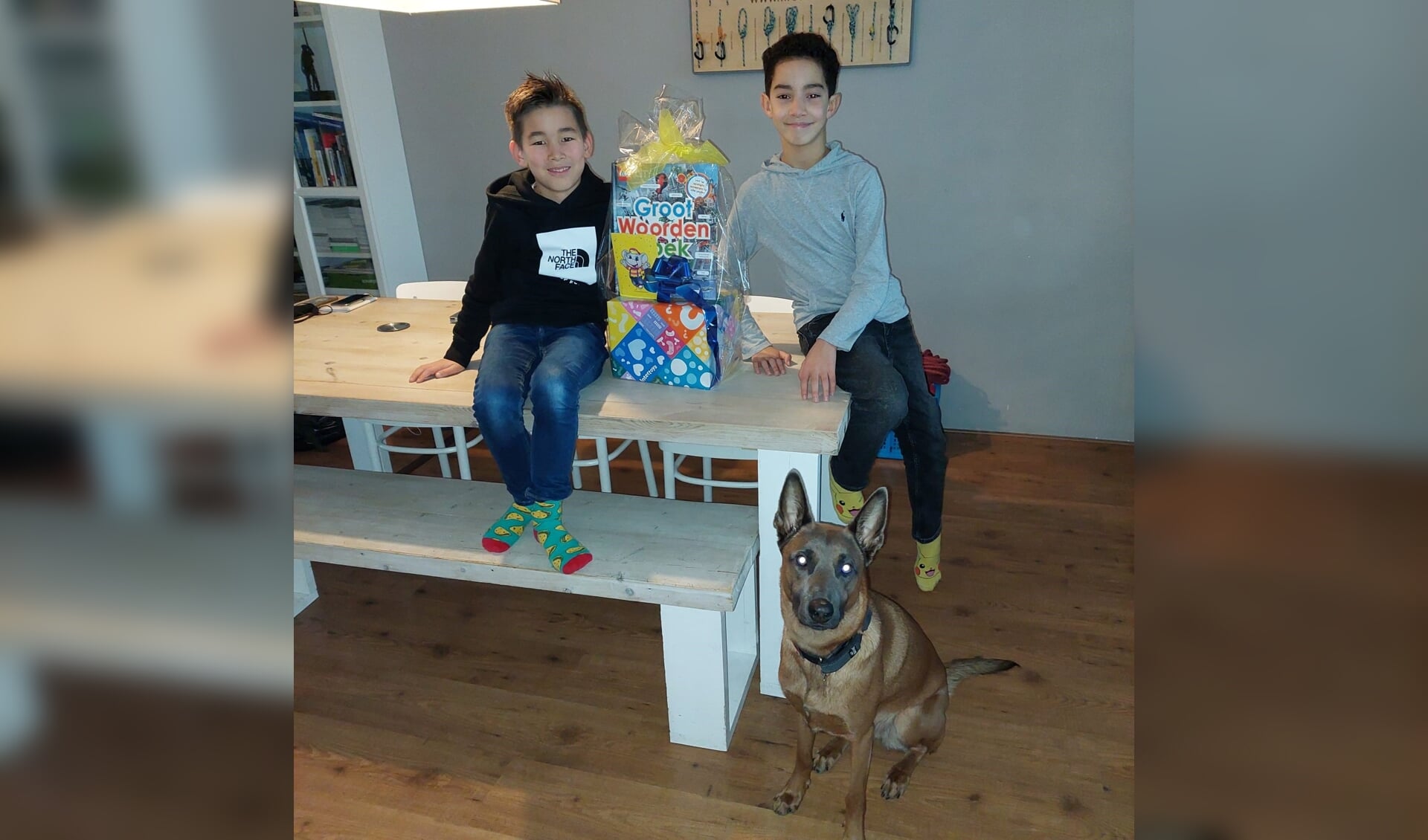 Winnaar Camden (links) liep samen met vriend Naoufel deze speurtocht. Camden mag bij Intertoys Schiedam zijn doos met Marvel-LEGO bestellen.