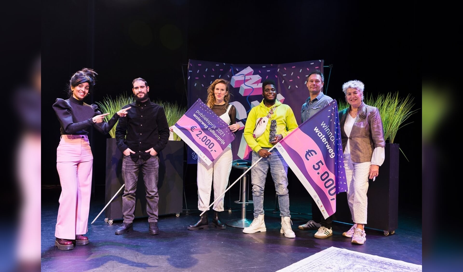 De finalisten op het podium van Theater Koningshof. 