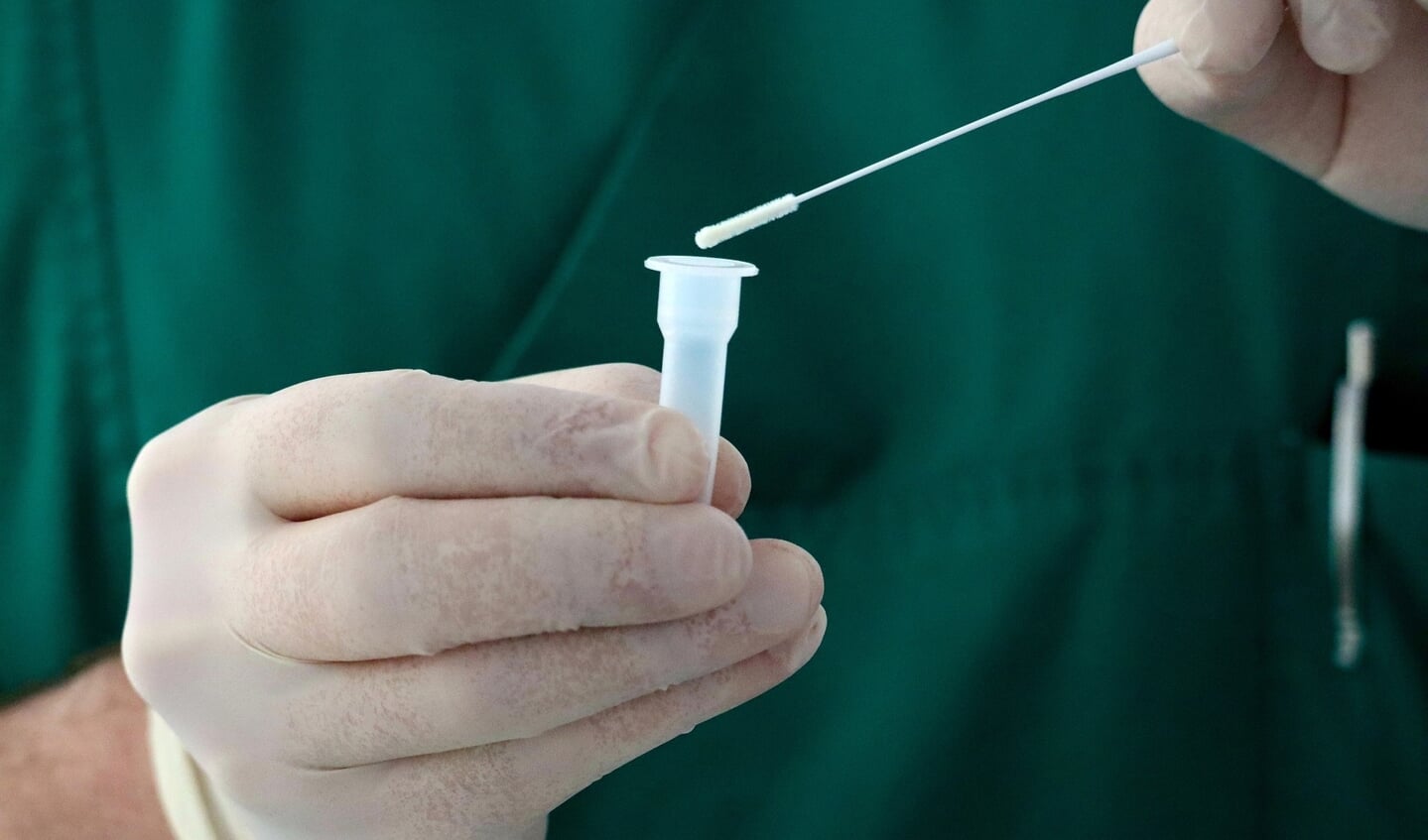 Bij GGD Amsterdam kan iedereen gratis en snel een coronatest doen.