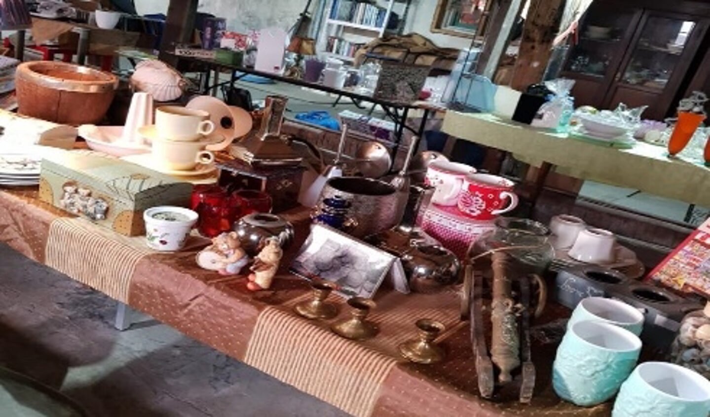 Op de curiosamarkt staan zestien kramen met spullen.