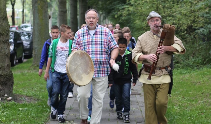 Decennia lang gingen de inmiddels oud-docenten Cor van der Hoek en Peter Moree op de eerste schooldag met de brugklassers een rondje om de school maken aan de Willem de Zwijgerlaan. 