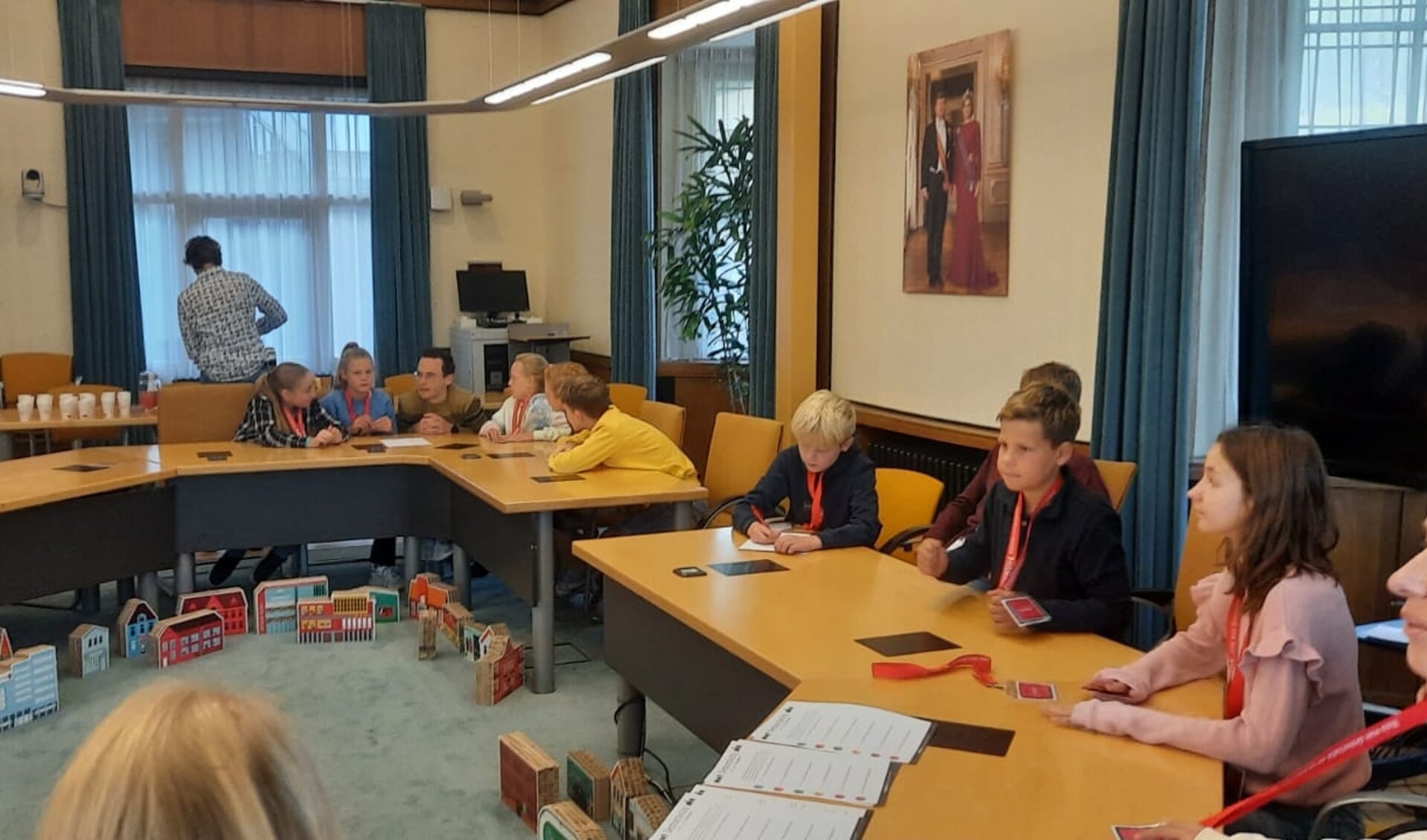 De stoelen in het gemeentehuis van Heiloo worden bezet met 28 kinderen van groep acht van Kindcentrum De Duif. 