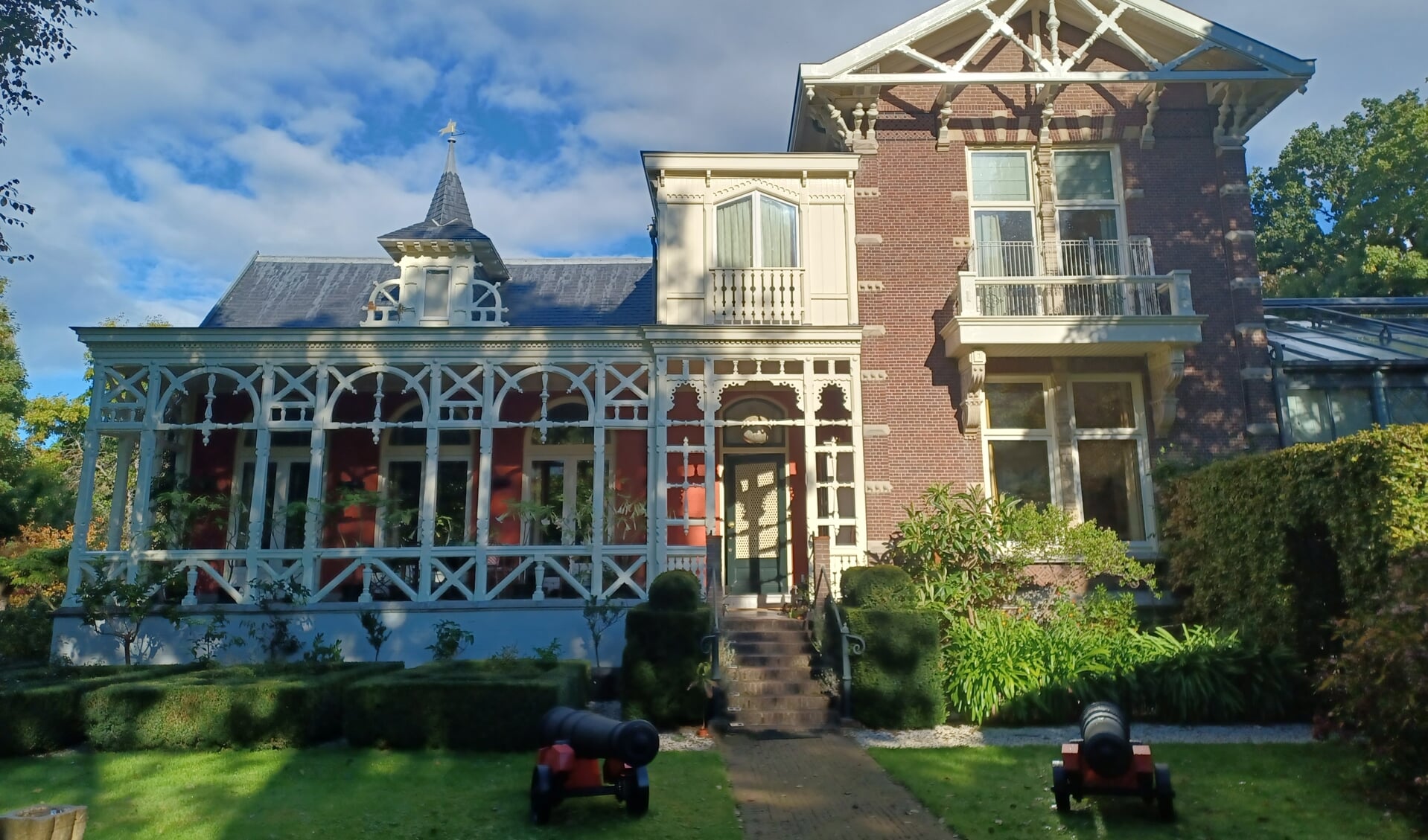 Villa Elise, ooit het gastenverblijf van Landgoed Welgelegen, met de kanonnen op de voorgrond.