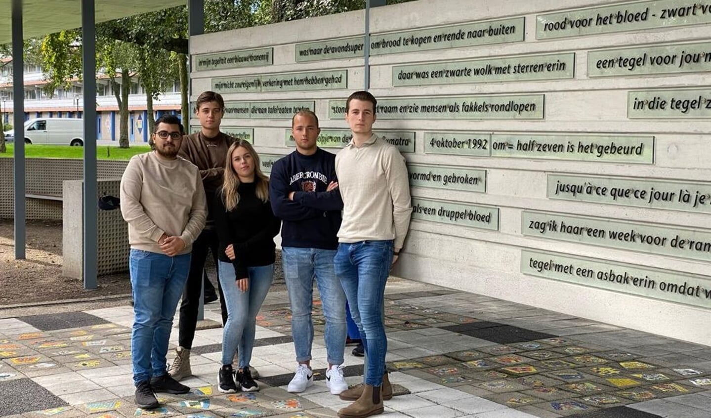 De studenten van de HvA voor het Bijlmer-monument. Van links naar rechts Shivam Beri, Peter Steur, Amber Owens, Mike van den Heuvel en Leon Schulte.