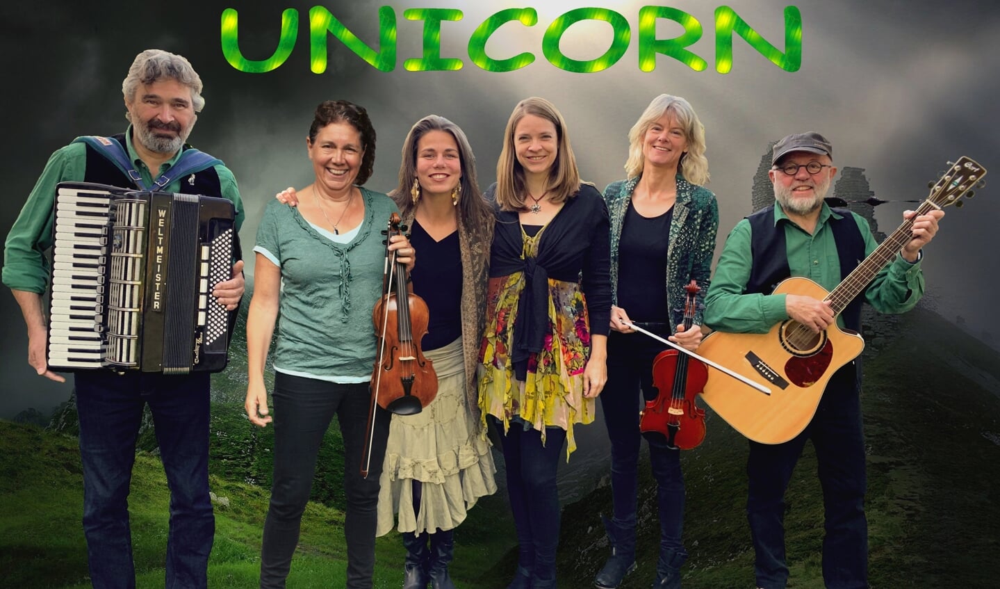 De Ierse Swingfolkband Unicorn geeft een concert in het kerkje van Jisp. 