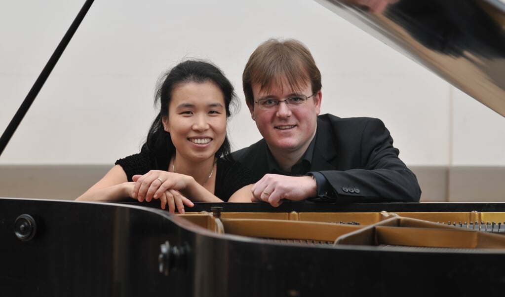 Pianisten Niek van Oosterum en zijn vrouw Yoo-Seon Lee.
