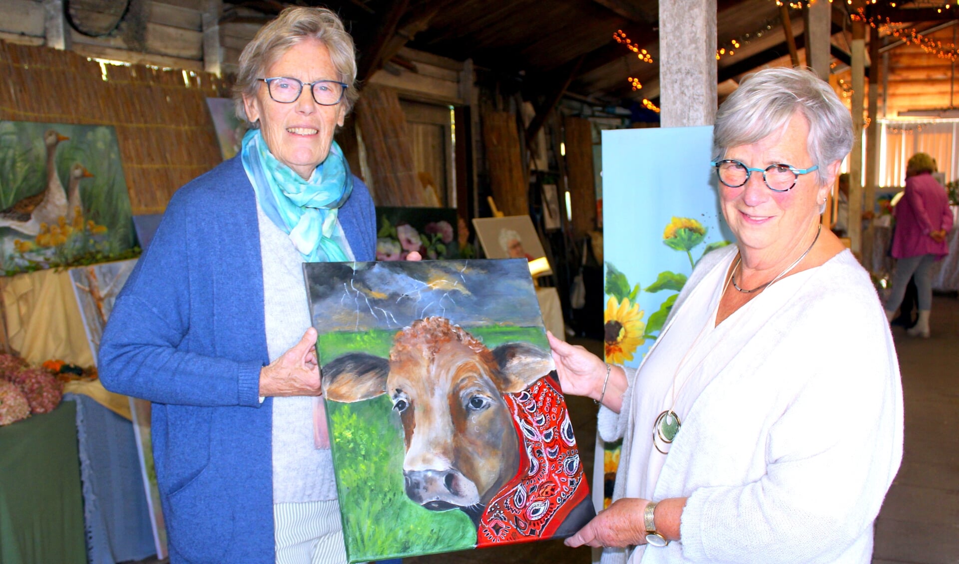 Gerrie Hooftman (li) schilderde een huilende koe met bliksemschichten en boerenzakdoek. Prachtig, vindt kunstvriendin Corrie Stolker.