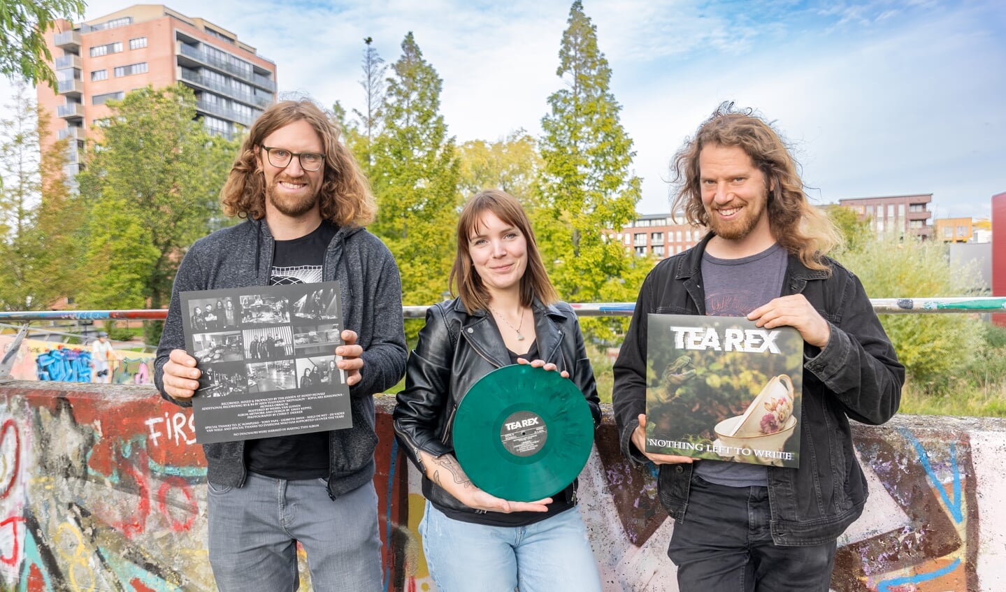 Maarten, Emily en Merlijn van Tea Rex (drummer Jeroen ontbreekt) tonen met gepaste trots hun debuutplaat 'Nothing Left to Write'. 