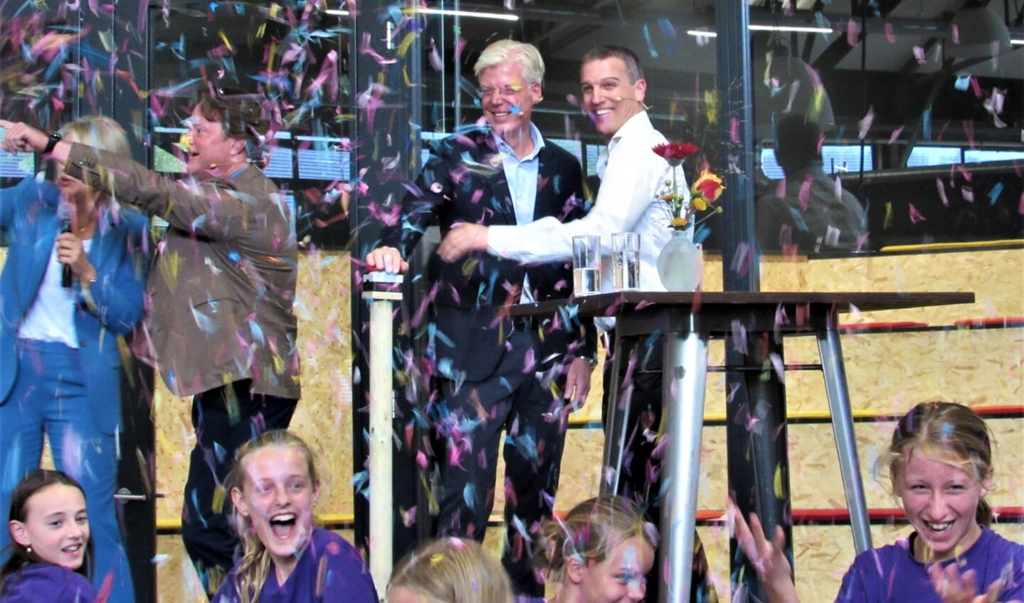 Alexander van der Lely heeft net samen met Gideon Yadin GoDare geopend samen met leerlingen van de St. Aloysiusschool uit Maasland.