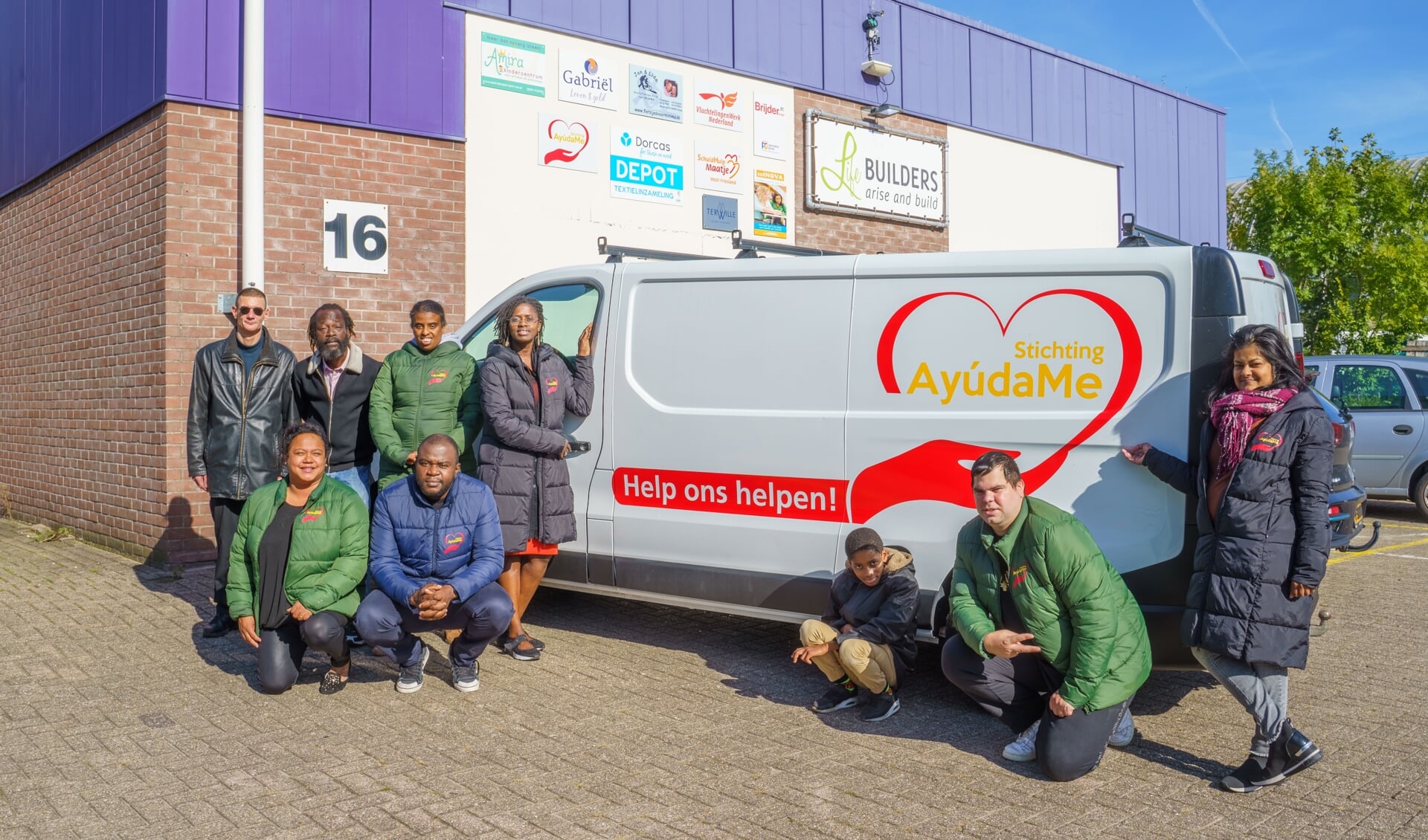 Vrijwilligers van Stichting AyúdaMe zijn blij met de nieuwe bus mét logo. 